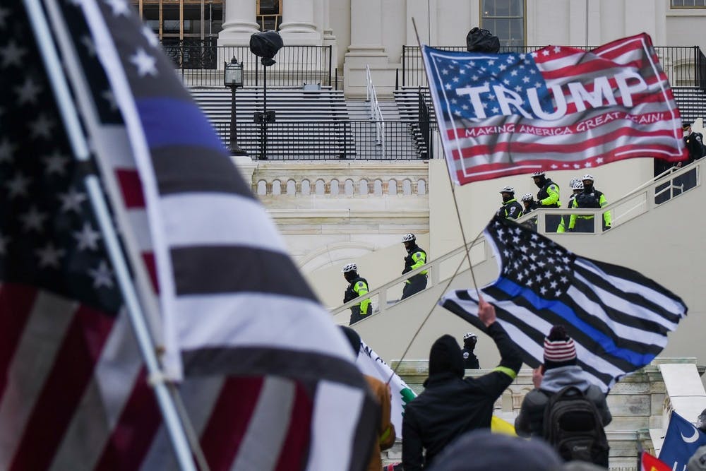 Insurrectionists outside capital Jan 6, 2021